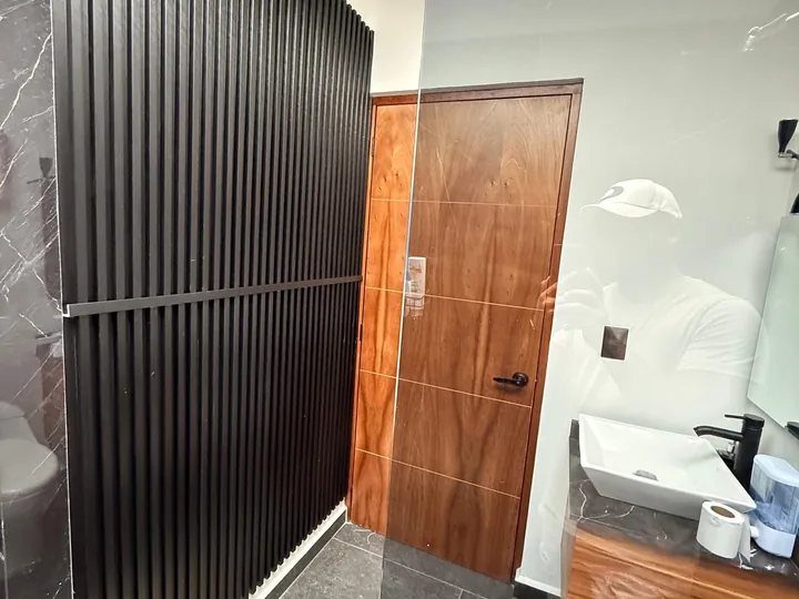 Baño con paneles decorativos