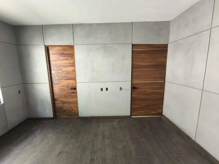 Muros y puertas de madera