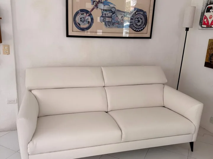 Sillón blanco en sala