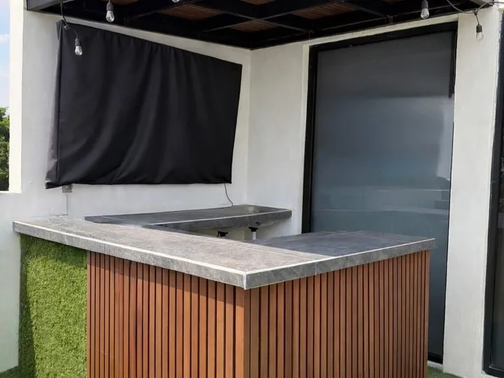 Terraza con barra y pérgola